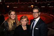 Gundula Fuchsberger (Mi.), mit Enkelin Nathalie Weber und Enkel Julien-Christopher bei der Premiere von Circus Roncalli in München (©Foto: Martin Schmitz)